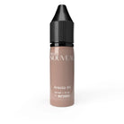 Eine elegante 15 ml-Flasche mit PRO NOUVEAU PMU-Pigment Areola 4 in mattem Taupe mit schwarzem geriffeltem Verschluss