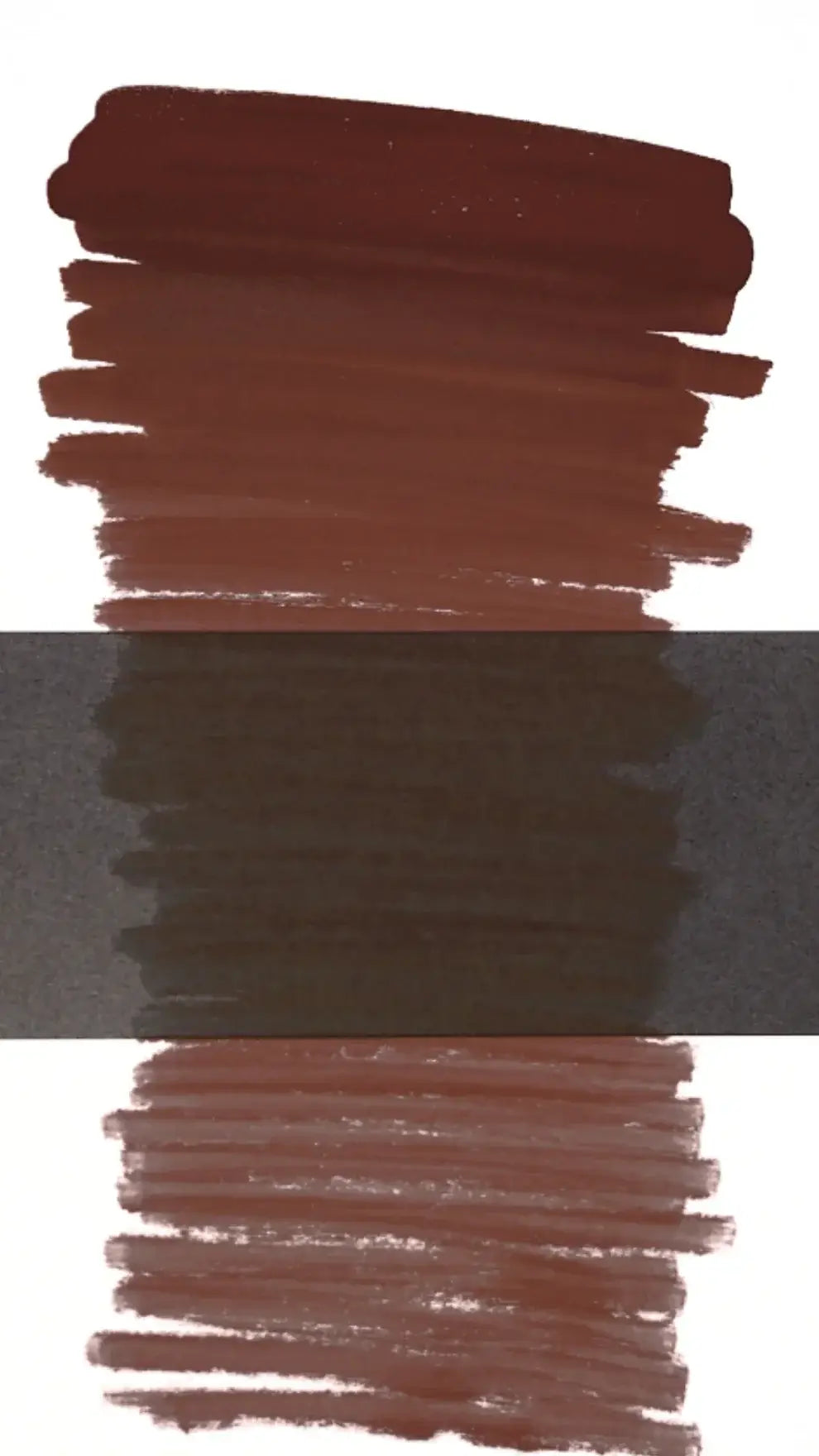 Ein sattes, tiefbraunes, glattes, glänzendes Pigment-Farbmuster aus dem PRO NOUVEAU PMU Pigment Aidan White Set, Merlot