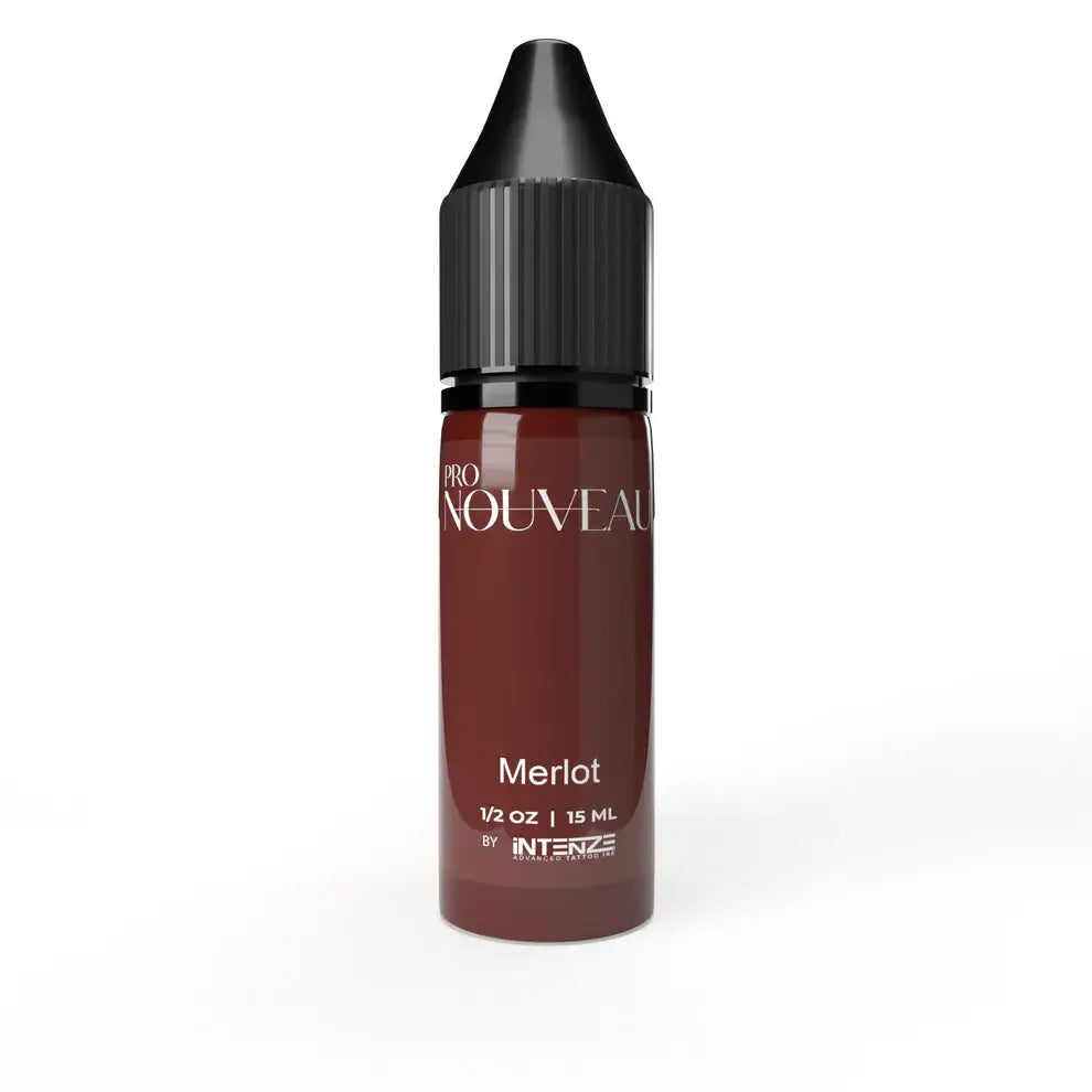 Eine elegante dunkelrote Flüssigpigmentflasche mit schwarzem geripptem Verschluss, beschriftet mit PRO NOUVEAU Merlot von INTENZE für PMU.