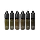 Sechs dunkelolivgrüne Glasflaschen mit schwarzen Kappen aus der PRO NOUVEAU PMU Pigment-Brows-Kollektion, Set 6x15ml