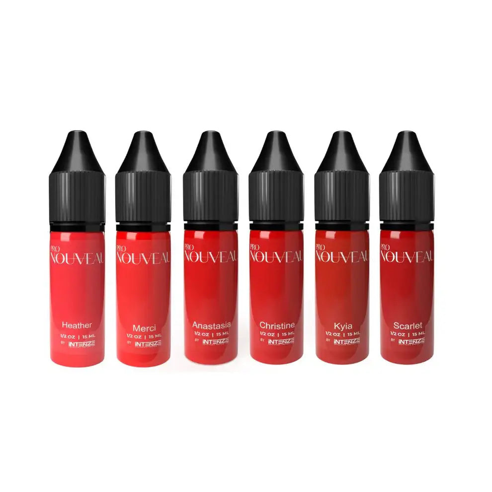 Sechs rote Glasflaschen mit schwarzen Verschlüssen, beschriftet mit PRO NOUVEAU PMU Pigment-Lippenkollektion-Set mit sechs Farbtönen