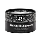 alt
Schwarzer zylindrischer Behälter mit weißen Schwalbenillustrationen und r-Logo, der atmungsaktive Tattoo-Verbandfolien von derm shield bangers hält