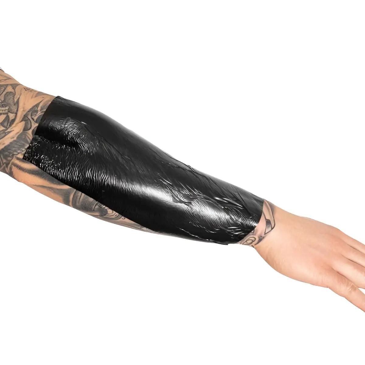 alt
Schwarze, glänzende, strukturierte Derm-Schutzbandagenrolle, als Armsleeve über einem tätowierten Unterarm getragen