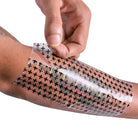 Transparente Klebebandagenrolle mit schwarzem Kreuzschraffurmuster und strukturierter Oberfläche von recovery derm shield