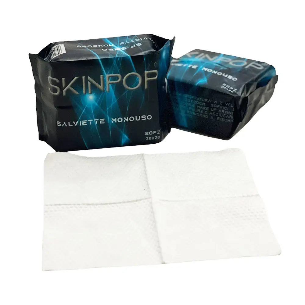 alt
Weiße Einweg-Abschminktücher aus Baumwolle in einer schwarzen und blauen skinpop-Markenverpackung für sanfte Hautpflege