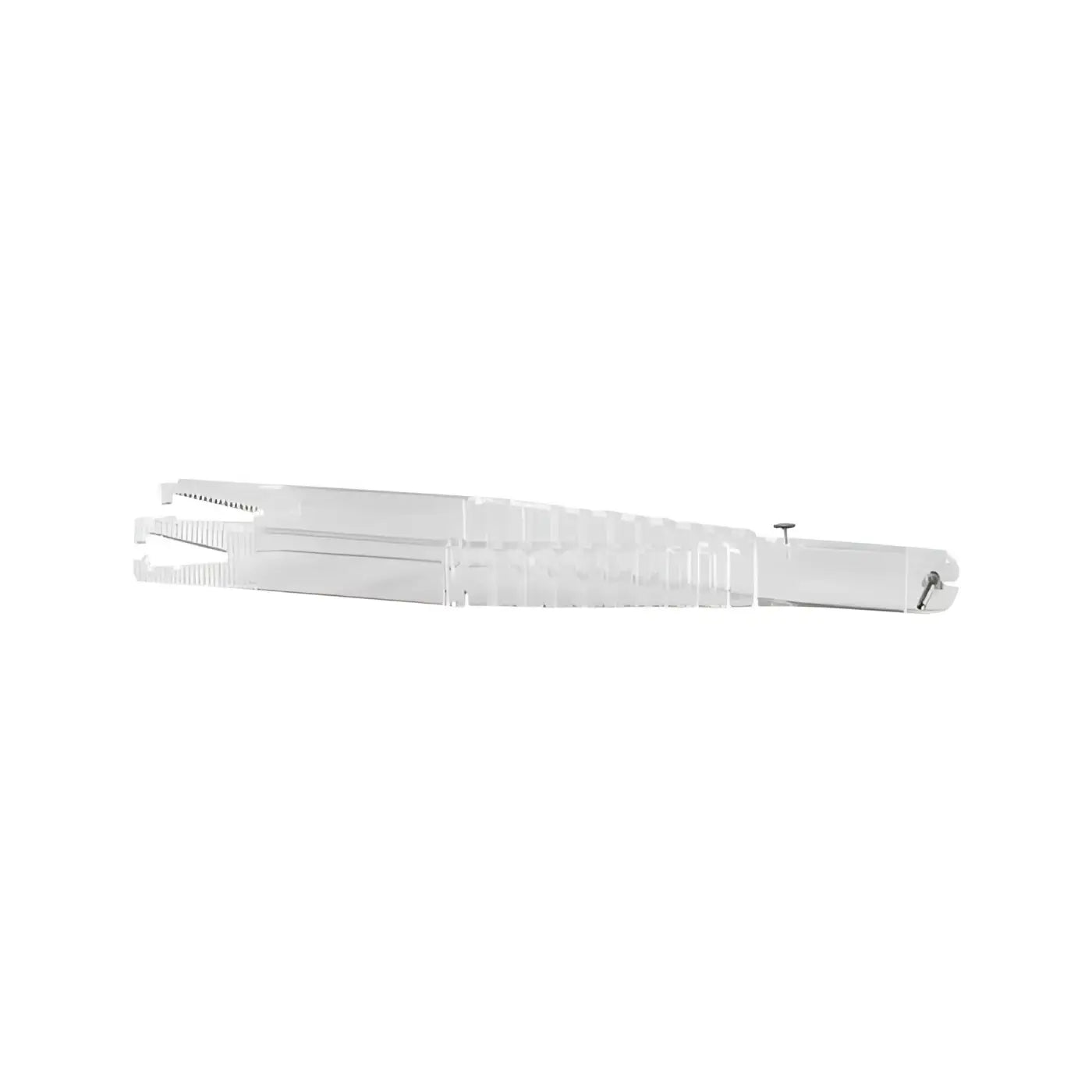 Esca da pesca in plastica trasparente con corpo segmentato e ami dentellati, mostrata accanto a pinze sterili monouso per piercing snaptile