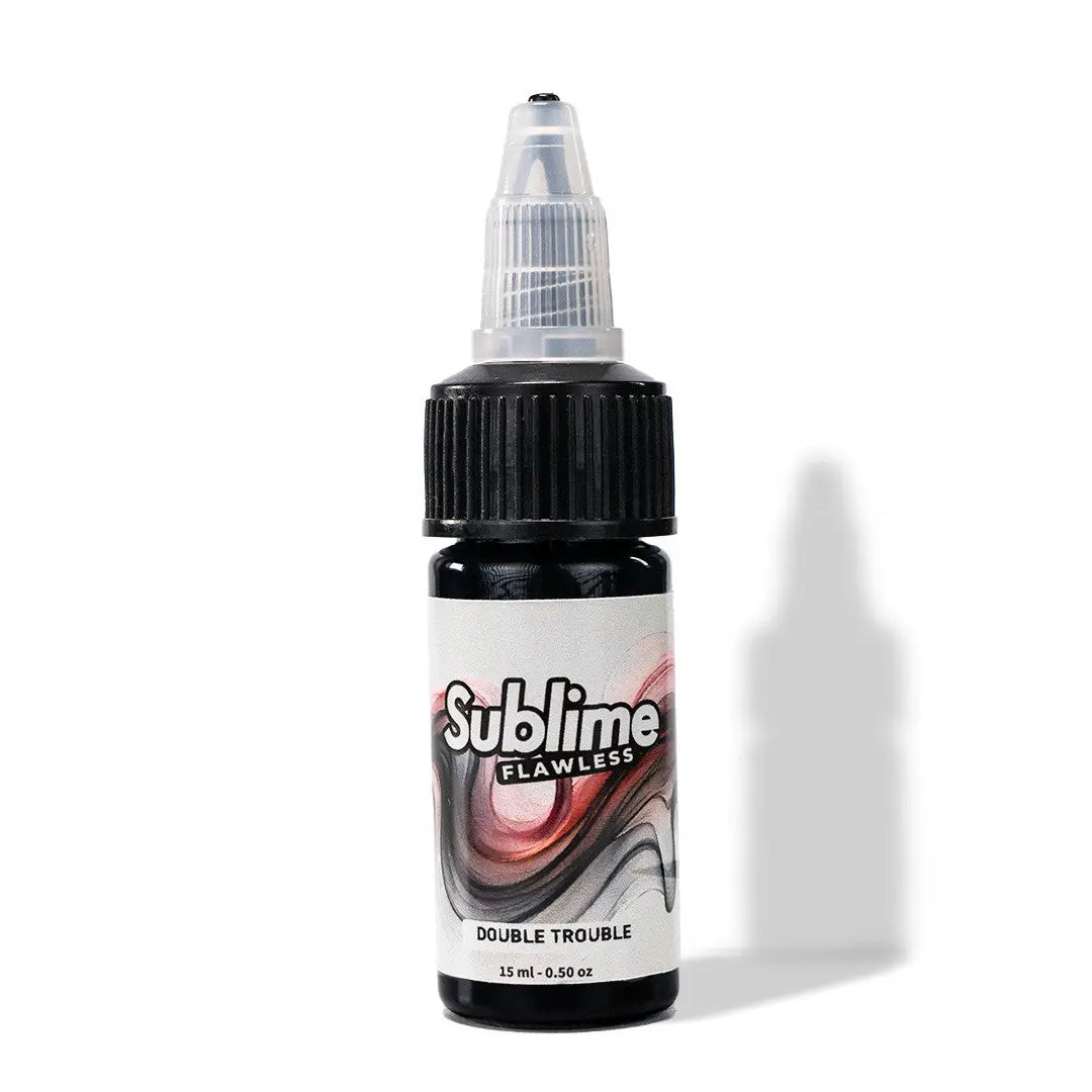 Elegante schwarze Flasche mit sublime makelloser Double-Trouble-Tattoo-Farben, transparentem Tropfer und rot-grauem Etikettendesign