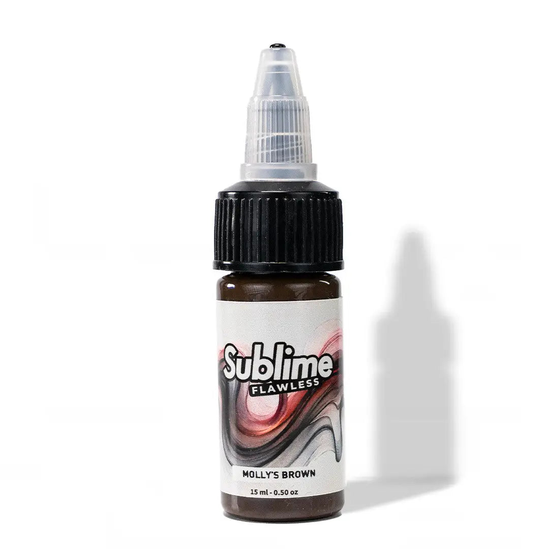 Eine kleine braune Glasflasche mit schwarzem geriffeltem Deckel und Tropfer, beschriftet mit sublime flawless mollys brown 15ml PMU-Pigment
