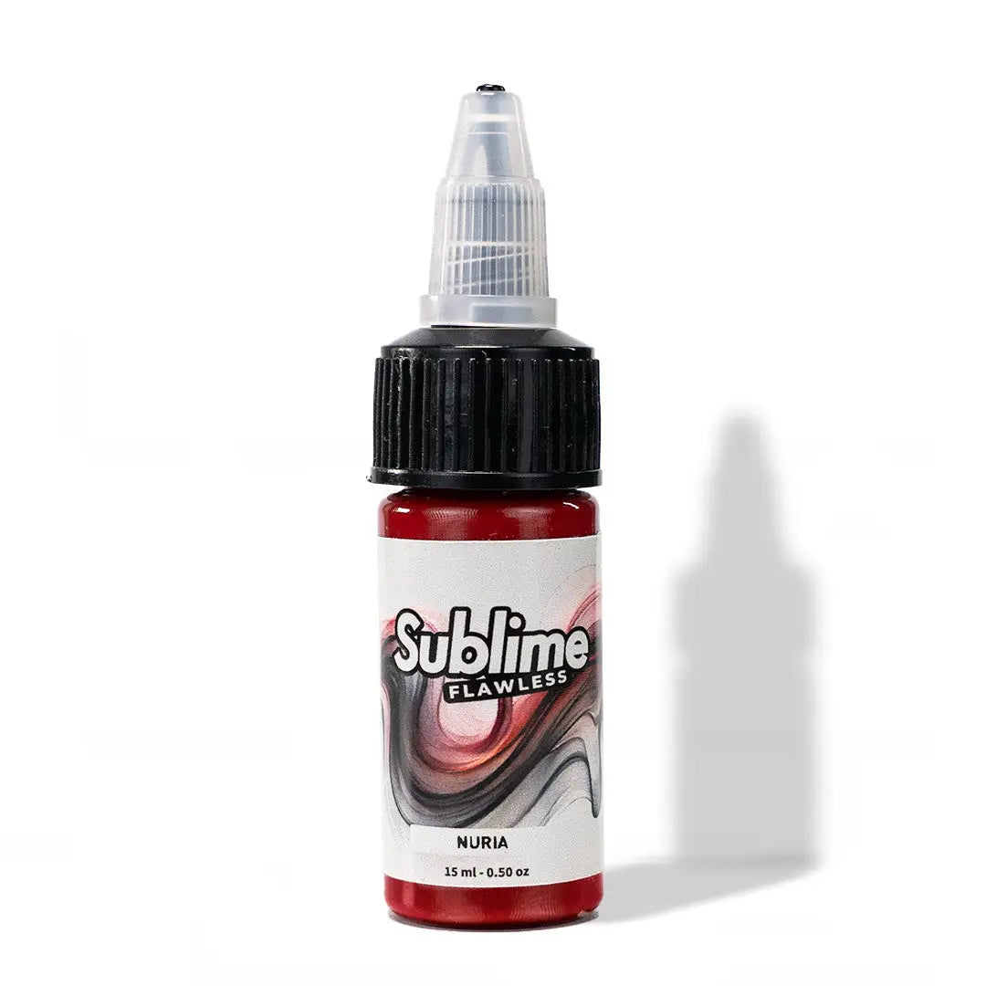 Eine kleine rote Farben-Flasche mit schwarzem Deckel und klarer Pipette, beschriftet mit sublime flawless für pmu-Pigment, Nuriaprodukt