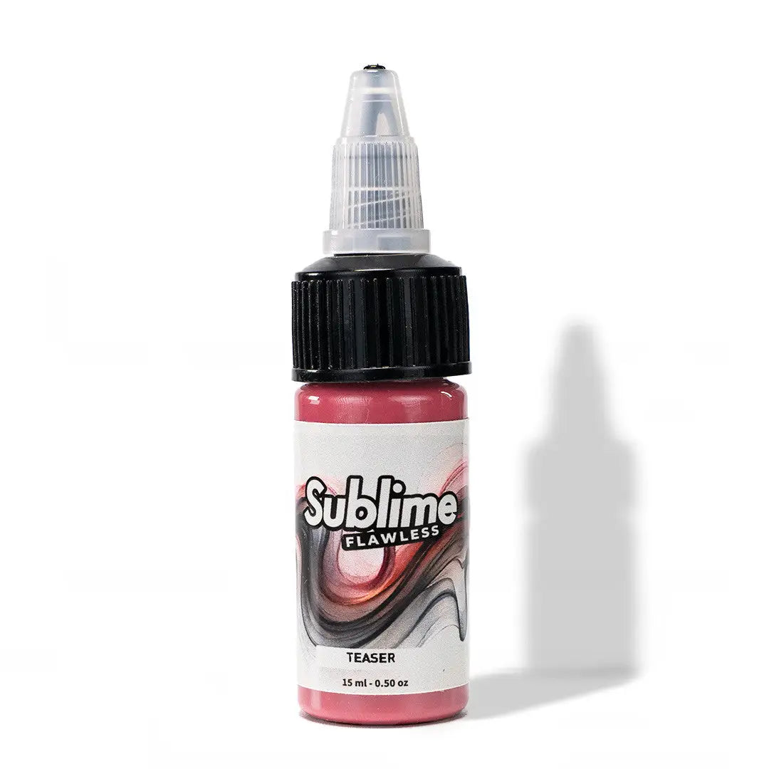 Eine kleine transparente Plastikflasche mit schwarzem Deckel und Tropfer enthält rosa sublime flawless teaser pmu Pigment-Farben.