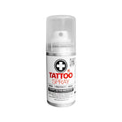 weiß-silberne tattoo spray-Dose mit transparenter Kunststoffkappe und weißer Düse, beschriftet mit tattoo spray in fetten roten Buchstaben für sofortigen Tattooschutz