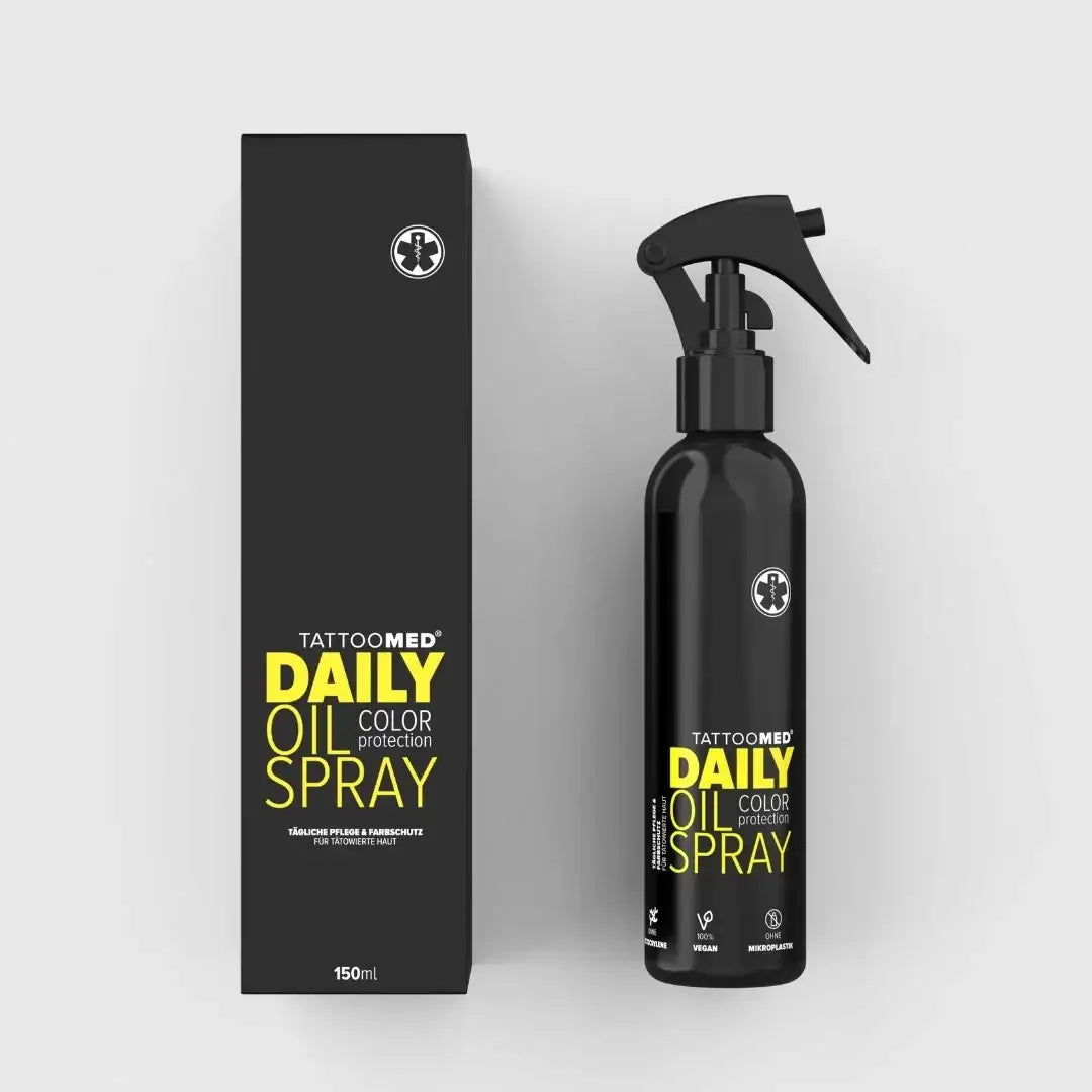 Blacke Sprühflasche mit TATTOOMED Daily Oil Spray 150 ml mit Farbschutz, beschriftet in fetter gelber und weißer Schrift