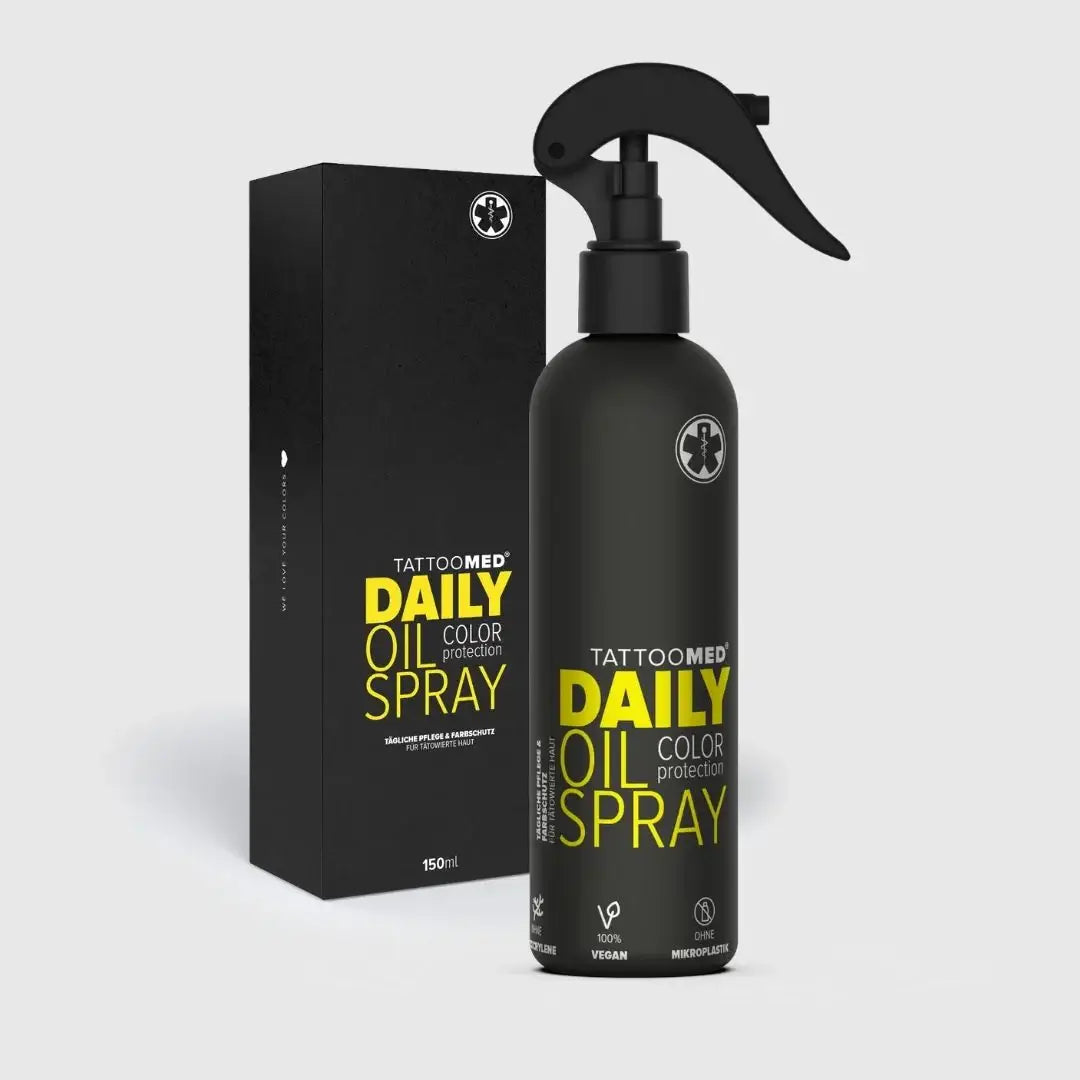 Schwarze Sprühflasche und Schachtel TATTOOMED Daily Oil Spray 150 ml zum Farbschutz und zur Tattoo-Pflege