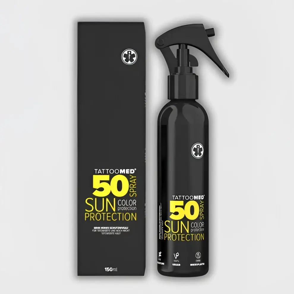 Schwarze Sprühflasche mit Auslöserdüse, beschriftet mit TATTOOMED 50 Sun Color Protection SPF50 Spray 150 ml für Sonnenschutz