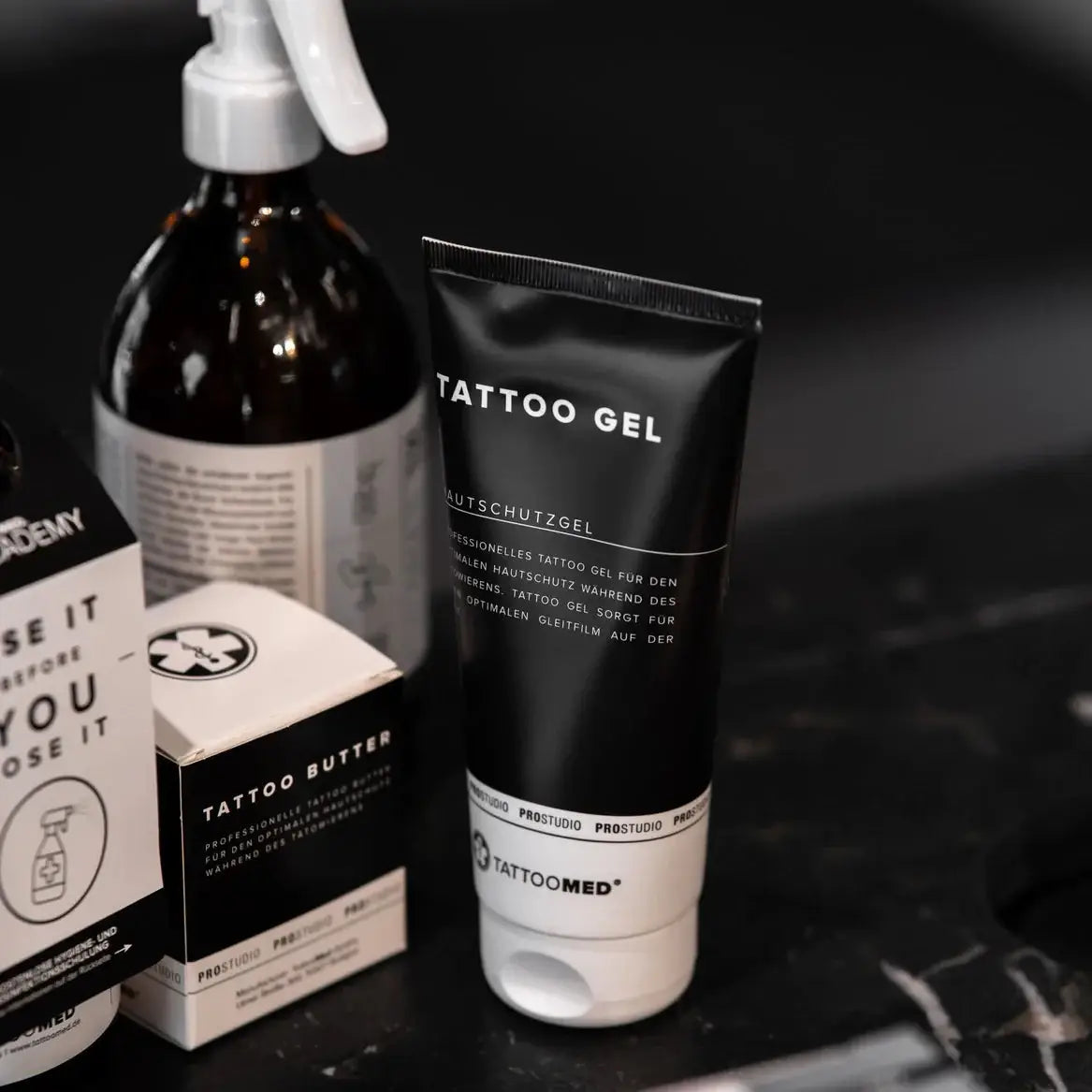 Schwarz-weißer tube von TATTOOMED professionellem Tattoo-Gel mit matter Oberfläche für die Hautpflege in 200ml Größe
