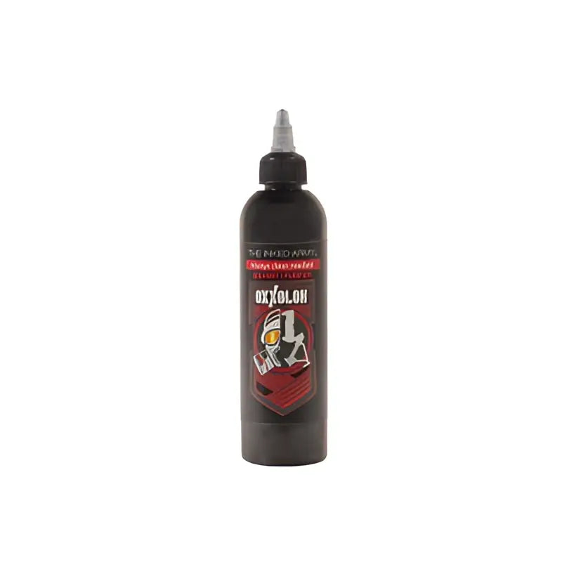 Schwarze Oxyolon-Tattoo-Farbenflasche mit schwarzem Deckel und rotem Etikett mit Markenlogo für the inked army Needle Cleaner
