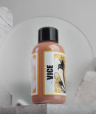 Eine elegante pfirsichfarbene Flasche mit VICE COLORS Medium Flesh Acrylfarbe, schwarzem Deckel und floralem Etikett im Daniels-Bauti-Set