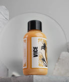 alt
Eine elegante orange vice-Flasche mit schwarzem Verschluss und floraler Etikette in der Produktlinie or nouveau daniels bauti set