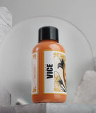 Orange vice-pinke Cremeflasche mit schwarzem Deckel und floralem Etikettendesign aus dem daniels bauti Vice Pink Cheeks Set