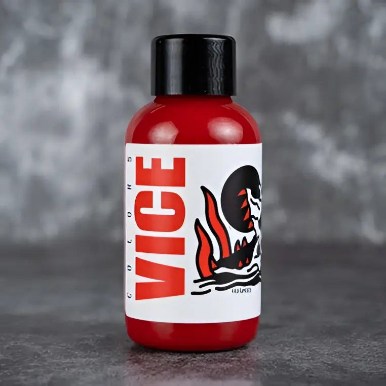 Rote Plastikflasche mit schwarzem Deckel und weißem Etikett mit fett gedrucktem roten vice-Text und einem flammenden Totenkopf-Logo von Vice am roten Ende