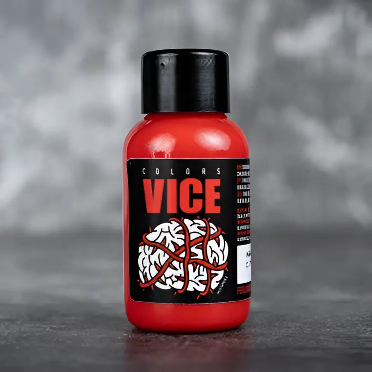 Rote Plastikflasche von vice Sweet Tangerine mit schwarzem Verschluss und Etikett mit markantem rotem Markennamen über einer weißen Gehirngrafik