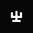 Logo minimaliste blanc d’une empreinte de main abstraite sur l’adaptateur VLAD BLAD pour Powerbox, mettant en valeur un design de marque unique