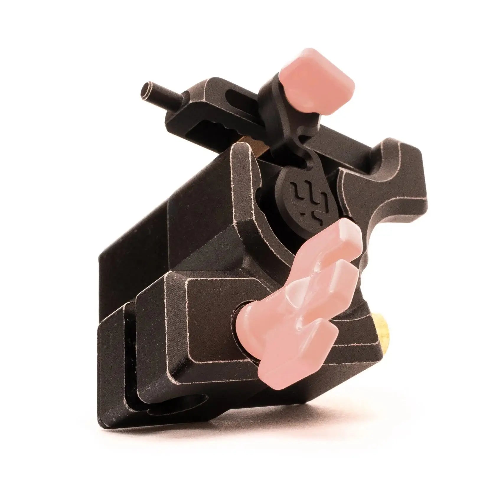 Vladd blad avenger 2 pro Tattoo-Maschine in Baby-Pink mit schwarzem Gehäuse und pinken ergonomischen Griffen im schlanken, kantigen Design
