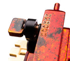 Rot- und orangefarbiges, gealtertes Metalllineal mit eingravierten Markierungen für präzises Messen im VLAD BLAD Avenger 2 Pro Firestarter