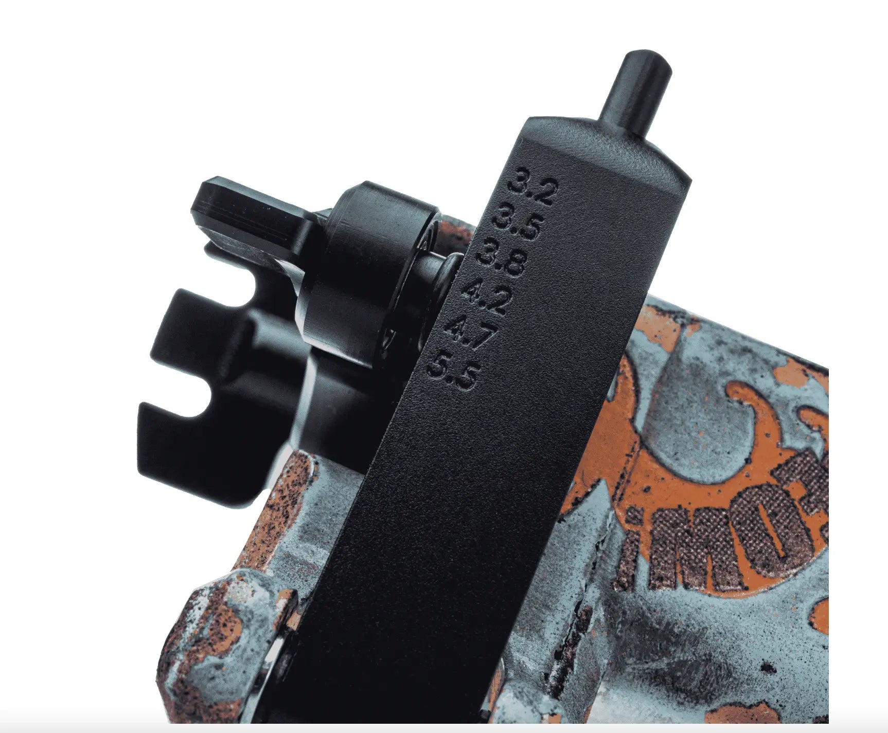 Schwarzer Tattoo-Maschinengriff aus Kunststoff mit eingravierten Maßmarkierungen für VLAD BLAD Avenger 2 Pro Meow Blue von Shpigel