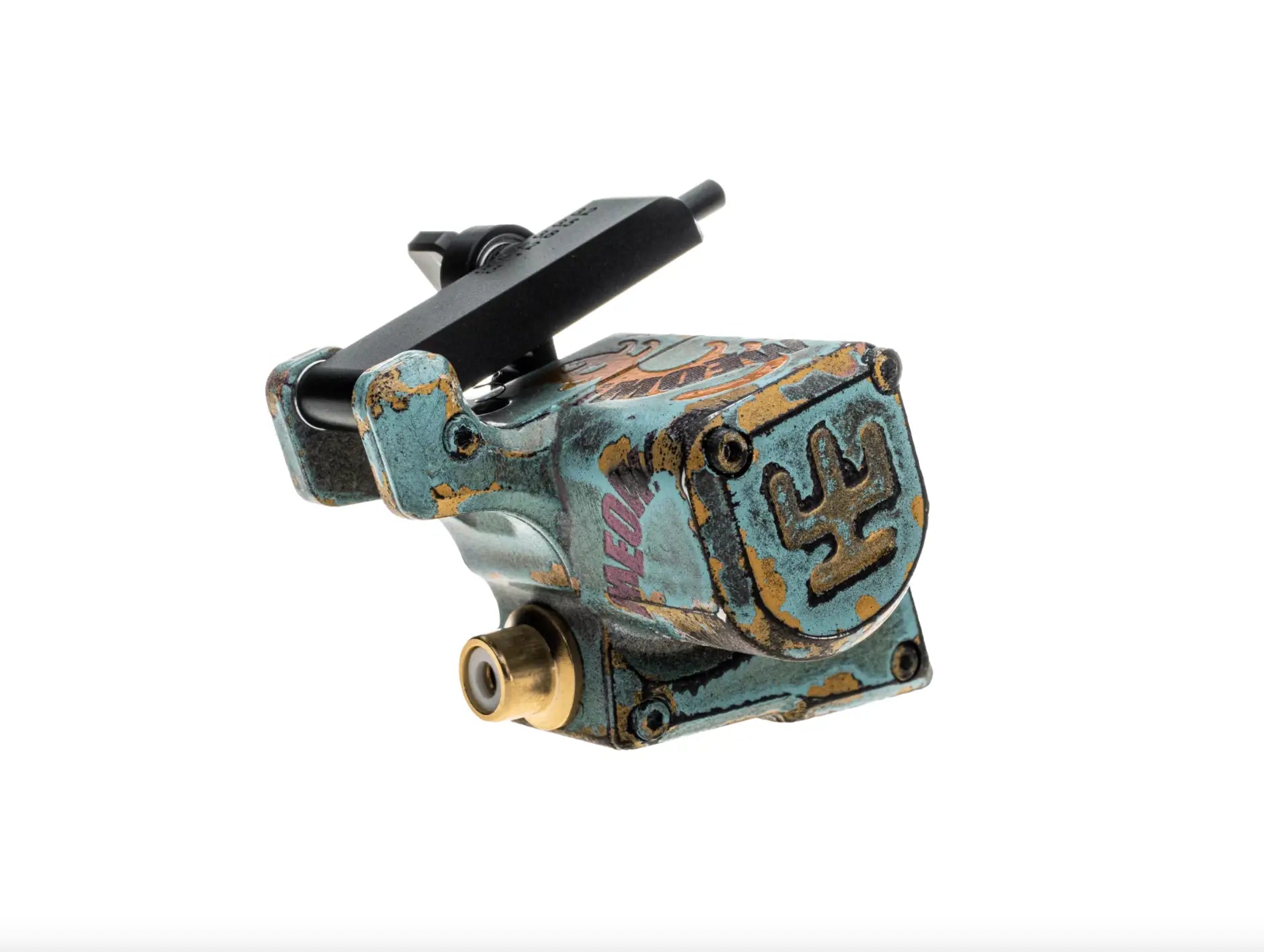 alt
Eine verwitterte türkisfarbene VLAD BLAD Avenger 2 Pro Tattoo-Maschine mit schwarzen und goldenen Akzenten und stilisiertem Logo