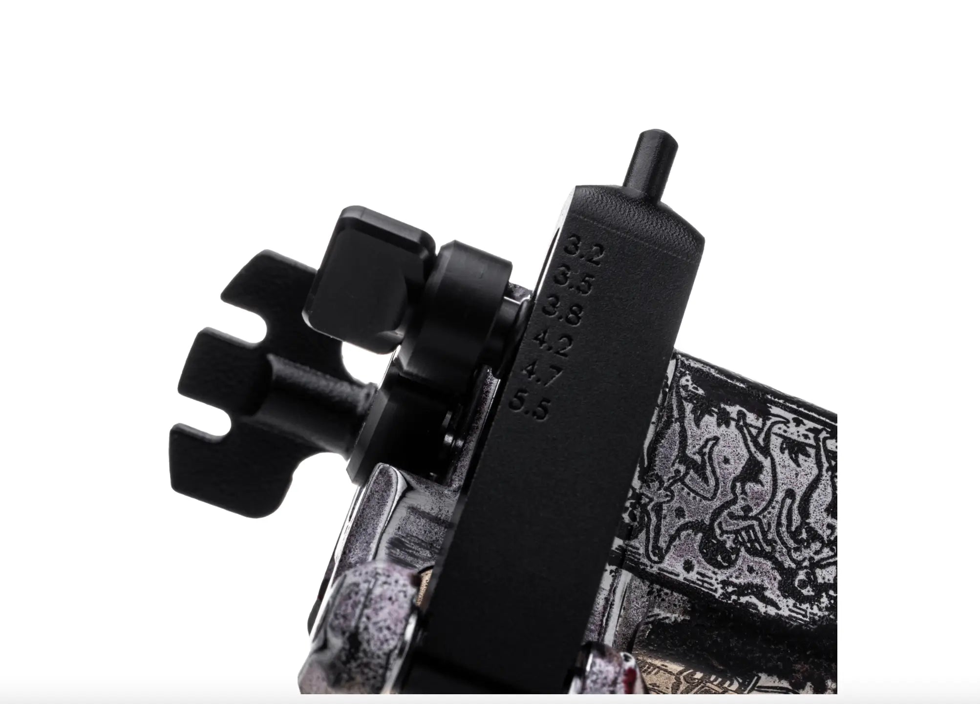 Schwarze Tattoo-Maschine VLAD BLAD Avenger 2 Pro Muerte by Shpigel mit texturiertem Griff und eingravierten Maßmarkierungen