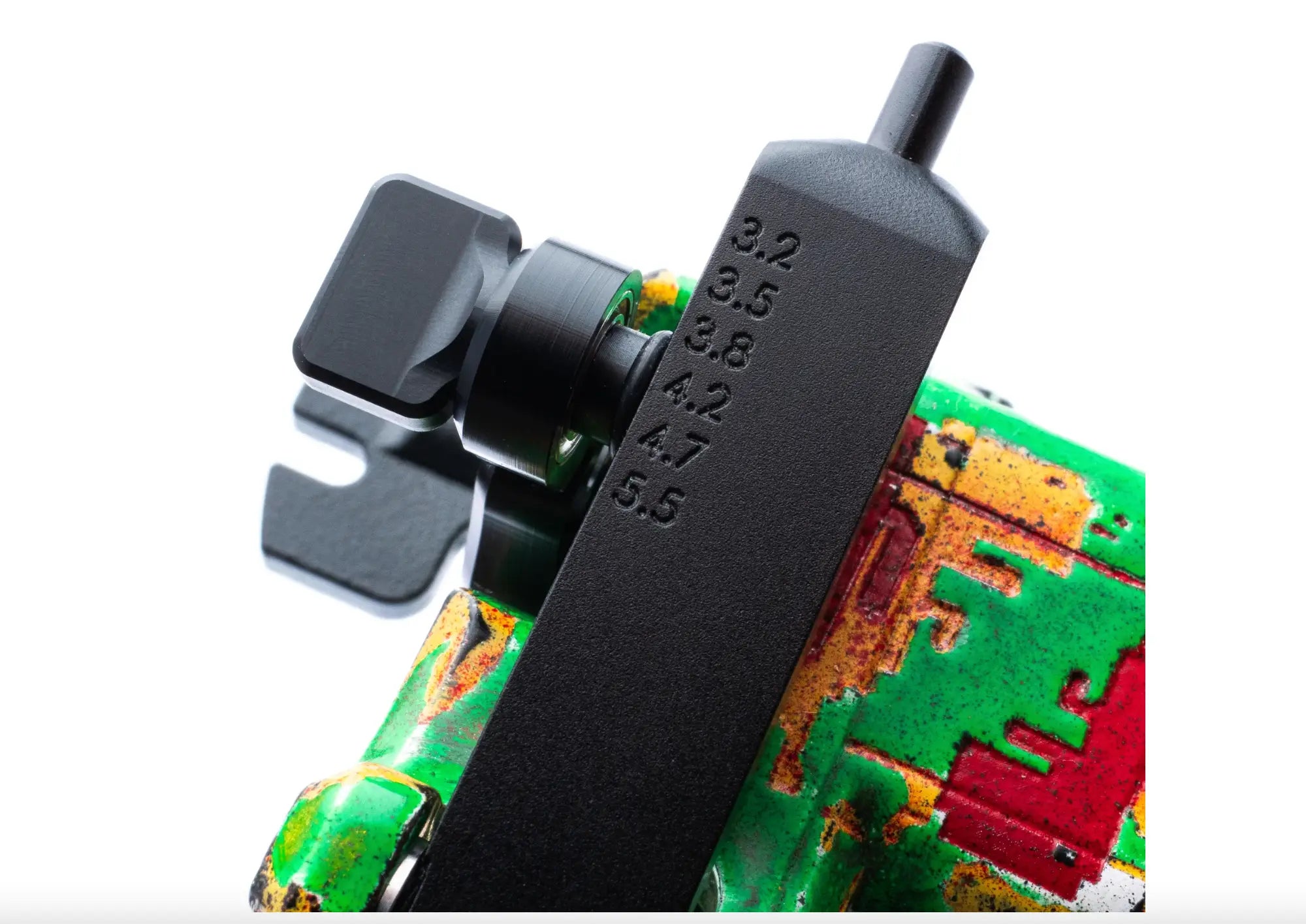 Schwarzer Metallmessschieber mit gravierten Maßmarkierungen und gerändeltem Knopf für VLAD BLAD Avenger 2 Pro Neon Green Red Game Over von shpigel