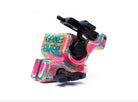 Lebhaft pink-blaue Neon- VLAD BLAD Avenger 2 Pro Tattoo-Maschine mit türkisfarbenem und gelbem Game-Over-Design auf dem Gehäuse