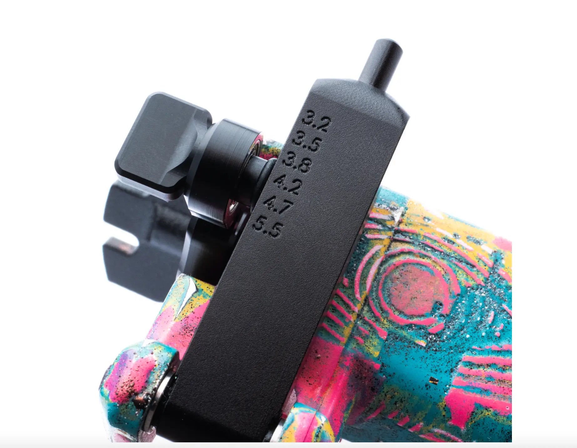 Schwarze Tattoo-Maschine VLAD BLAD Avenger 2 Pro mit buntem abstraktem Muster in Pink, Türkis und Gelb auf dem Gehäuse