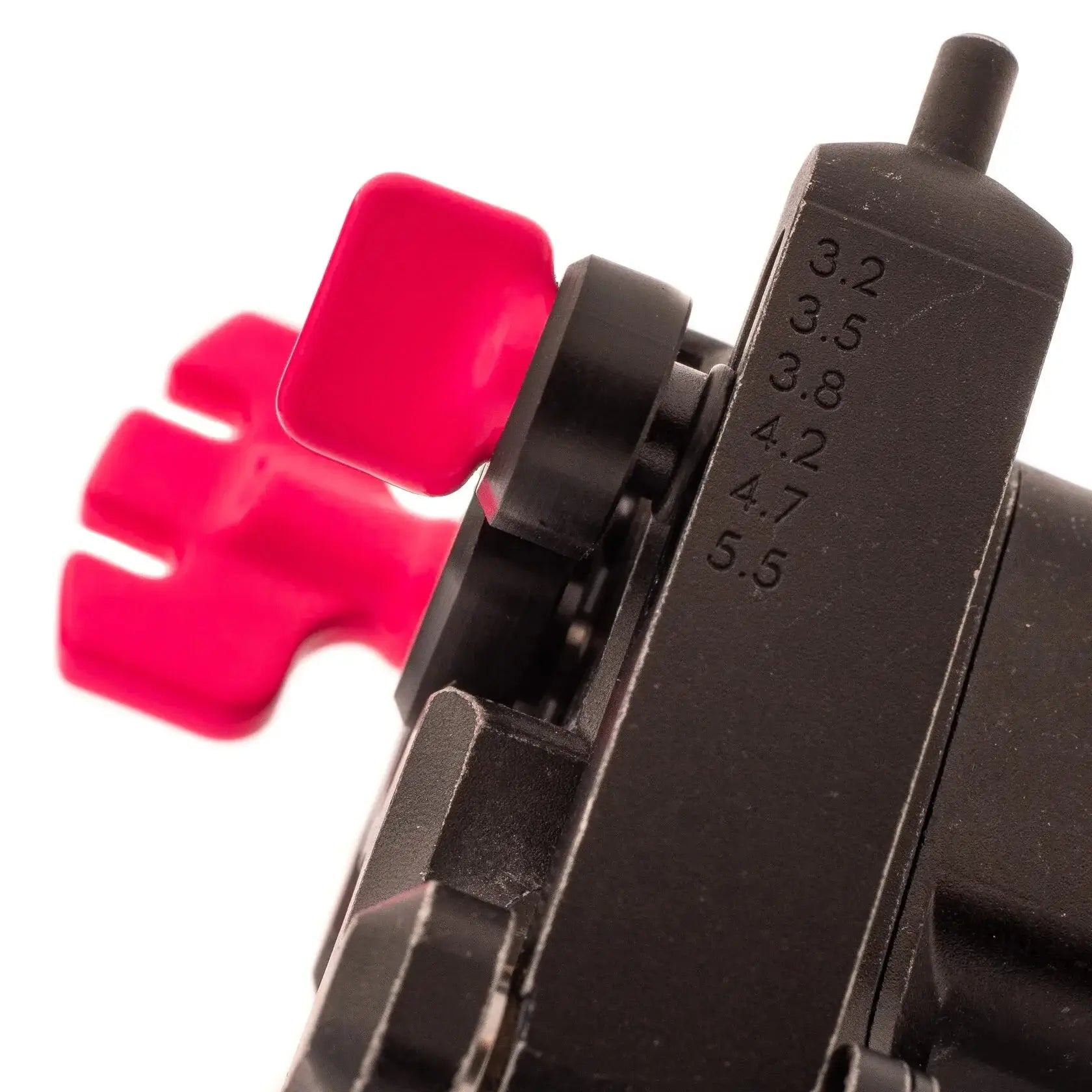 VLAD BLAD Avenger 2 Pro neonpink-schwarzer Kunststoffmessschieber mit rotem Einstellknopf und eingravierten Messmarkierungen