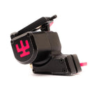 Schwarze VLAD BLAD Avenger 2 Pro Tattoo-Maschine mit auffälligem neonpinken Logo und passenden pinken Akzenten an der Seite