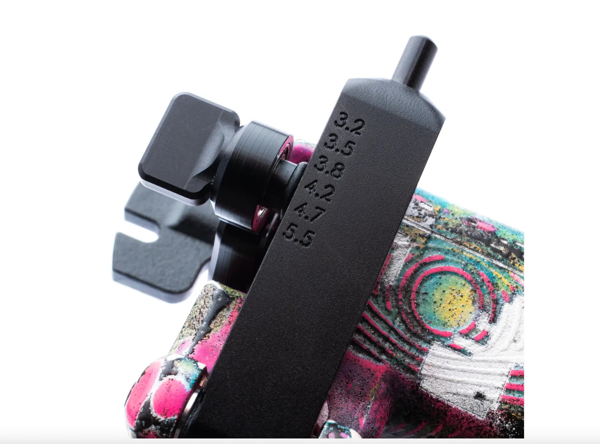 Schwarze Tattoo-Maschine Avenger 2 Pro von Vlady Blad mit gravierten Maßmarkierungen und strukturierter Grifffläche im neonpink-weißen Design