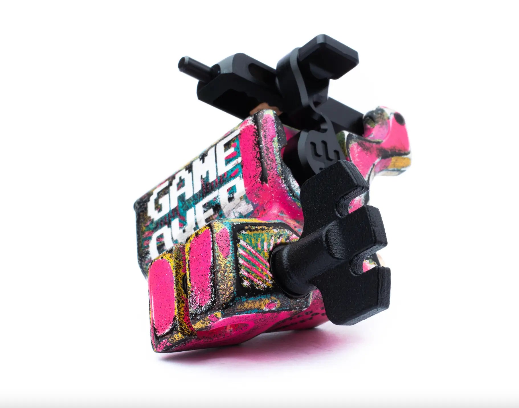 Eine leuchtende, neonpinke und weiße Vlade Blad Avenger 2 Pro Tattoo-Maschine mit einem schwarzen „Game Over“-Graffiti-Design