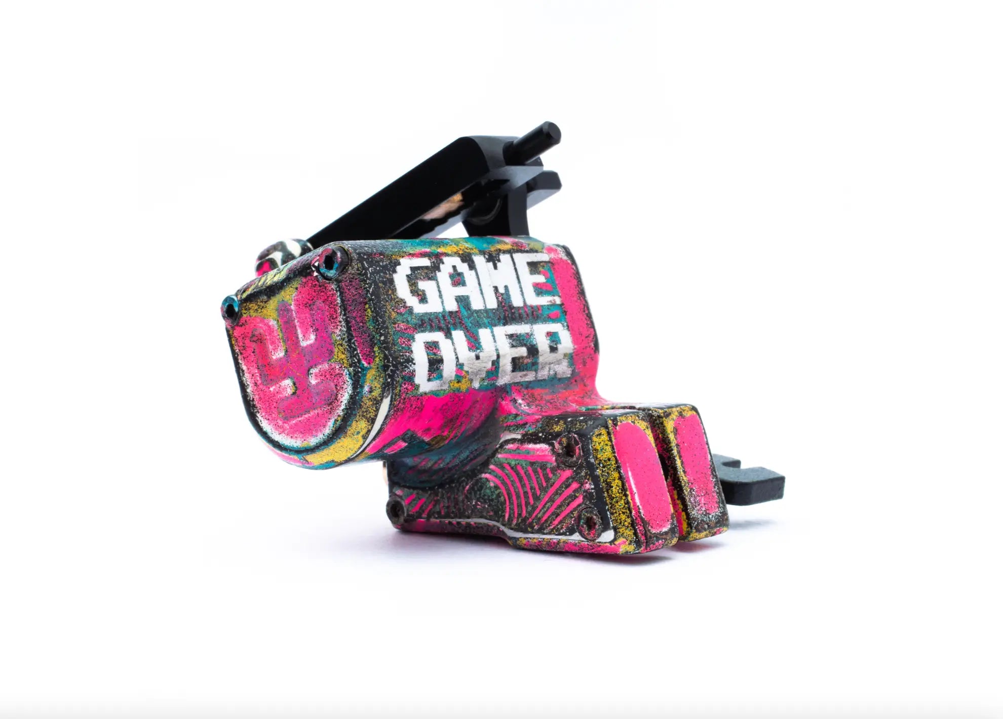VLAD BLAD Avenger 2 Pro Tattoo-Maschine in Neonpink und Weiß mit schwarzem Game-over-Graffitidesign von Shpigel