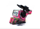alt
Eine leuchtend rosa-schwarze Vladd Blad Avenger 2 Pro Tätowiermaschine mit weißer Game-Over-Grafik an der Seite von Shpigel