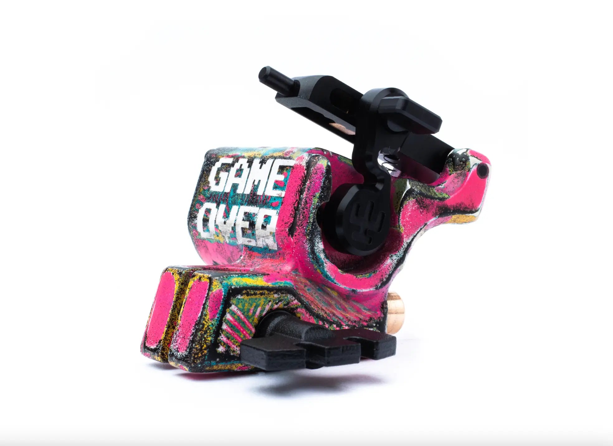 alt
Eine leuchtend rosa-schwarze Vladd Blad Avenger 2 Pro Tätowiermaschine mit weißer Game-Over-Grafik an der Seite von Shpigel
