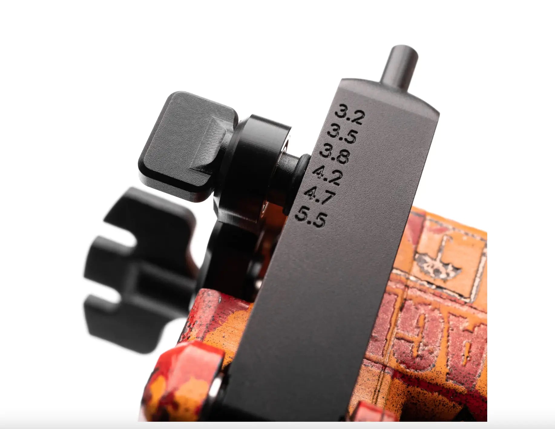 alt
Schwarzes Einstellrad aus Metall mit eingravierten Messmarkierungen auf dem VLAD BLAD Avenger 2 Pro Orange Fragile von Shpigel