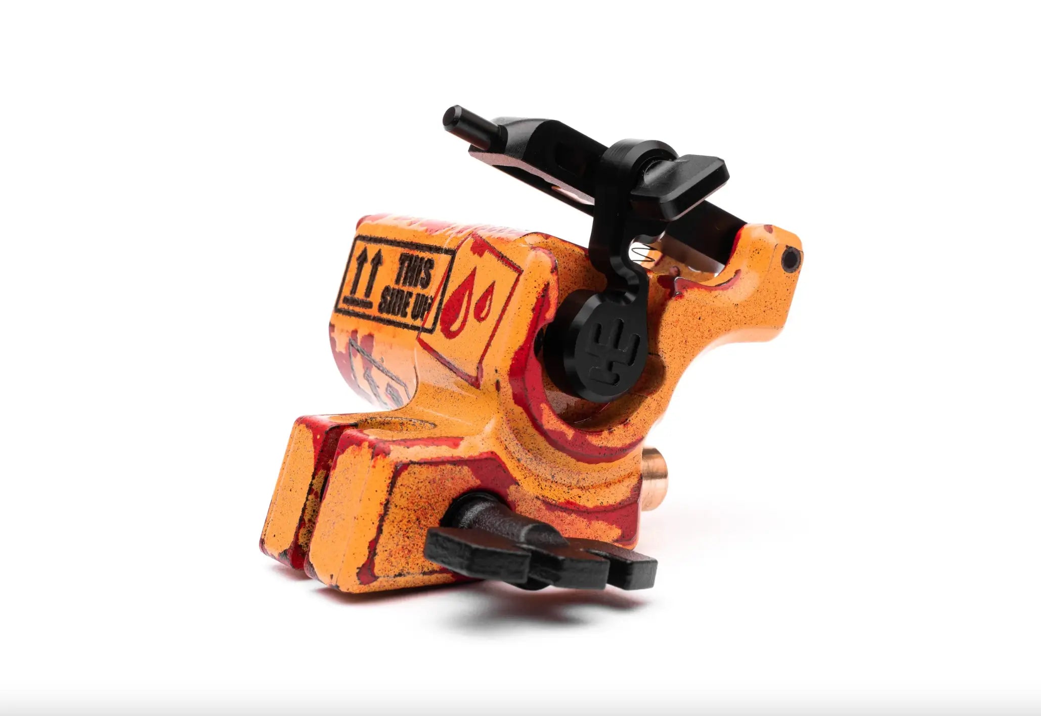 VLAD BLAD Avenger 2 Pro Tattoo-Maschine mit lebendigen orangefarbenen und roten Flammenmustern sowie schwarzen Akzenten