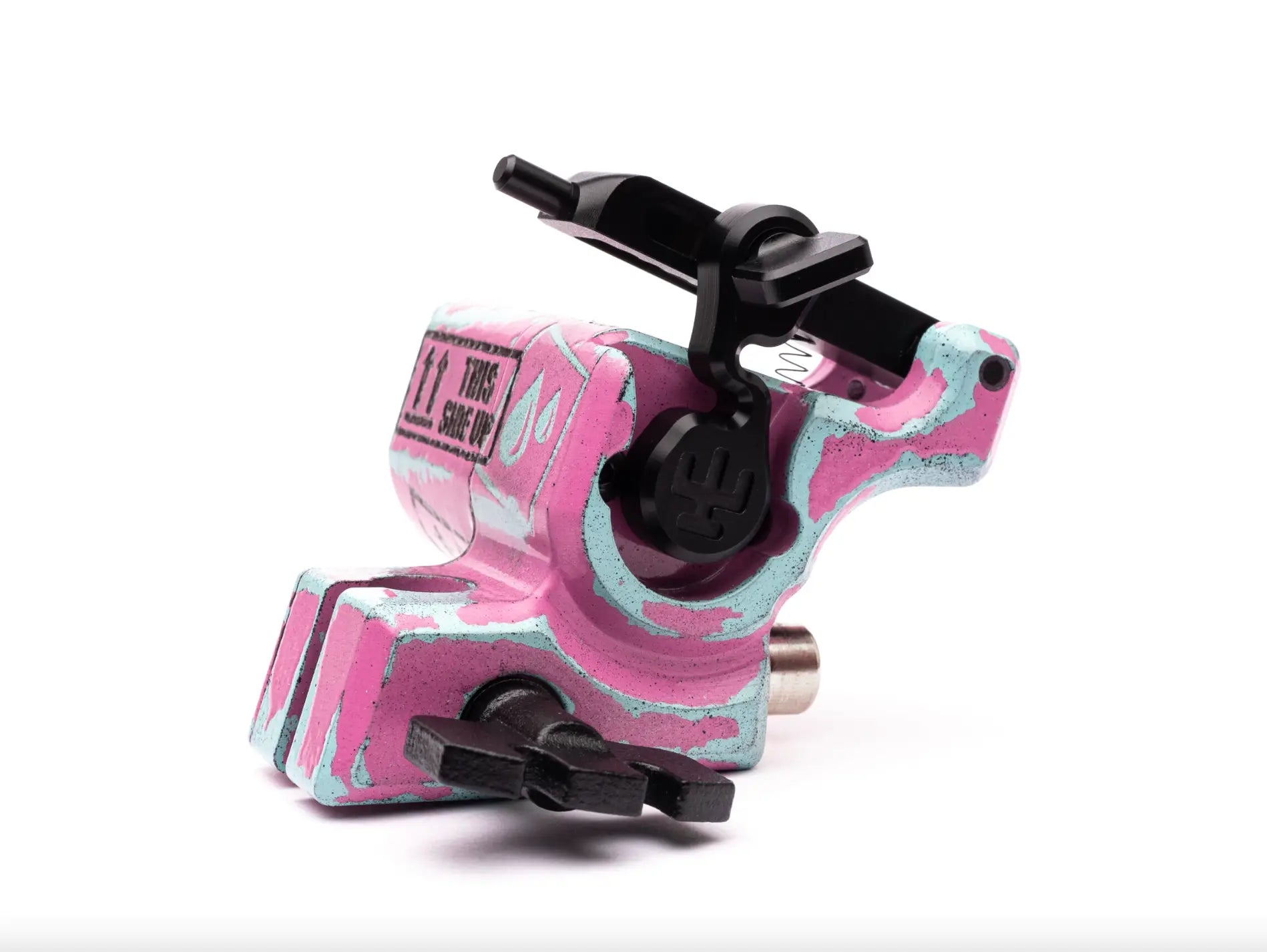 Rosa- und türkisfarbene Tätowiermaschine im Camouflage-Muster mit schwarzen Kunststoffkomponenten von VLAD BLAD Avenger 2 Pro by Shpigel