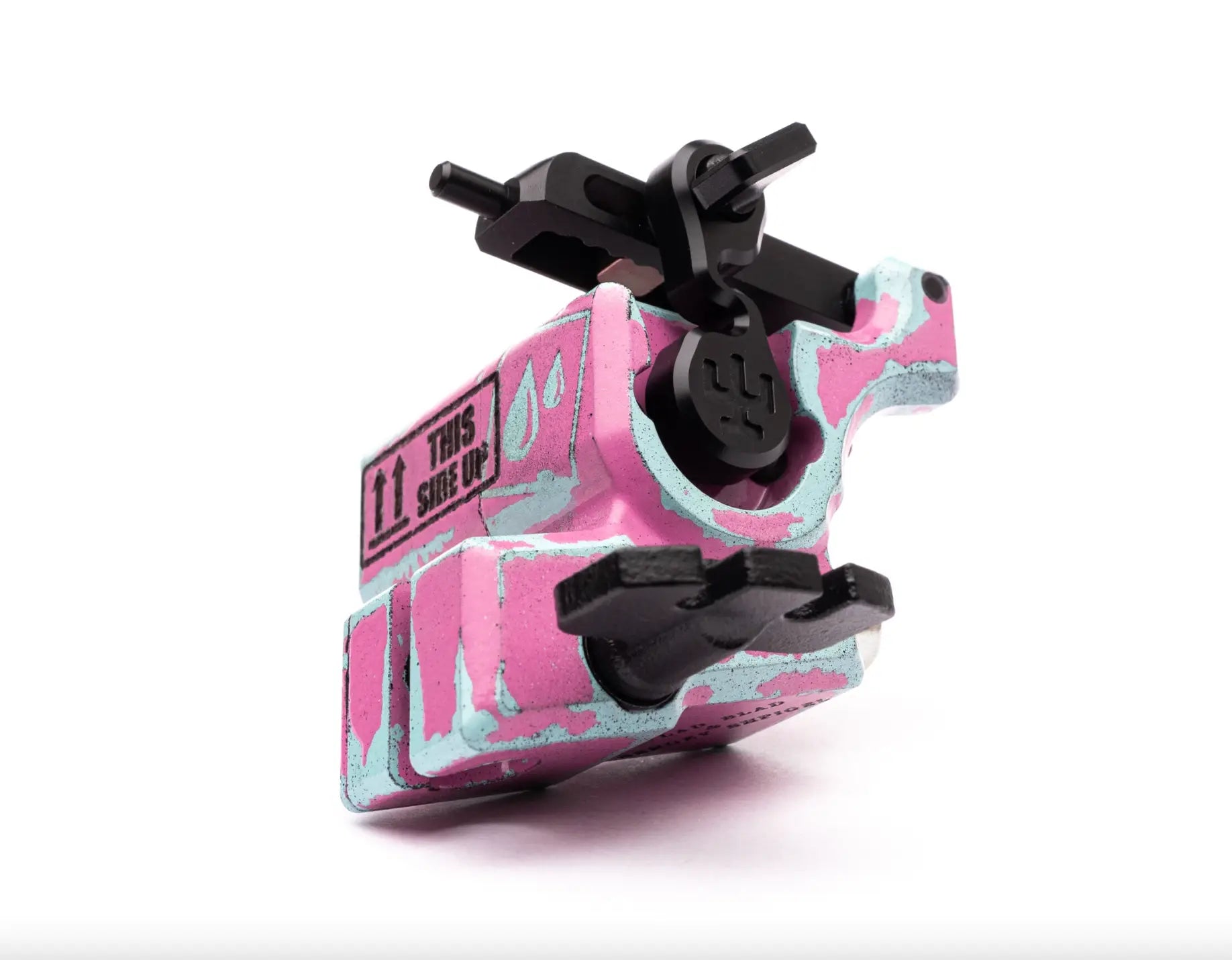 VLAD BLAD Avenger 2 Pro Tätowiermaschine mit rosa und türkisfarbenem Camouflage-Muster und schwarzen Metallkomponenten von shpigel