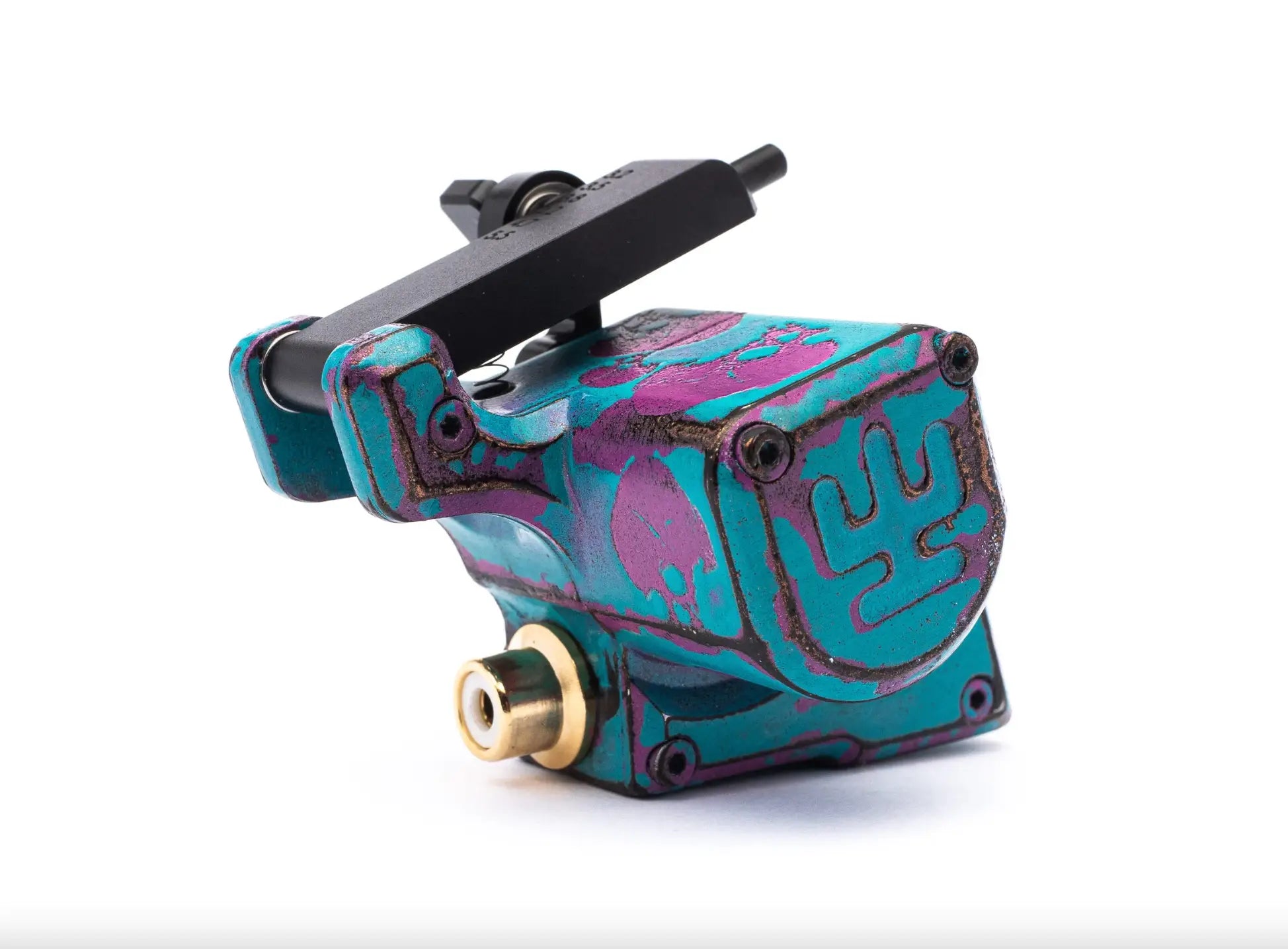 Eine lebendige türkis- und violettfarbene VLAD BLAD Avenger 2 Pro Tattoo-Maschine mit künstlerischem Distressed-Finish von Shpigel