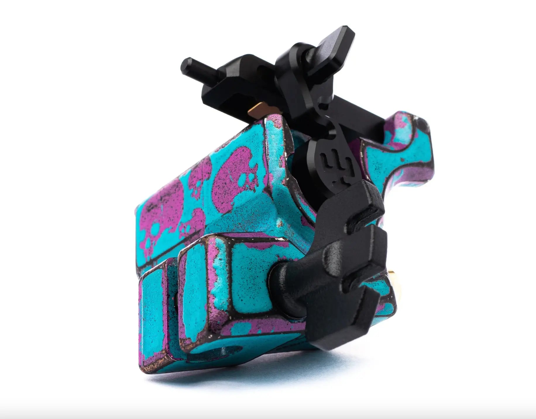 VLAD BLAD Avenger 2 Pro Schädel-Tattoomaschine in Blau und Pink mit lebendigem türkis- und lila Schädel-Design und schwarzem Griff