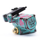 VLAD BLAD Avenger 2 Pro Skull Bubblegum Tattoo-Maschine mit türkis- und pinkfarbener Used-Look-Oberfläche, schwarzem Griff und goldenem Anschluss