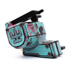 alt
Türkis- und rosafarbene Tätowiermaschine mit Totenkopf-Motiv und schwarzem Griff, vladi blad avenger 2 pro skull bubblegum von shpigel