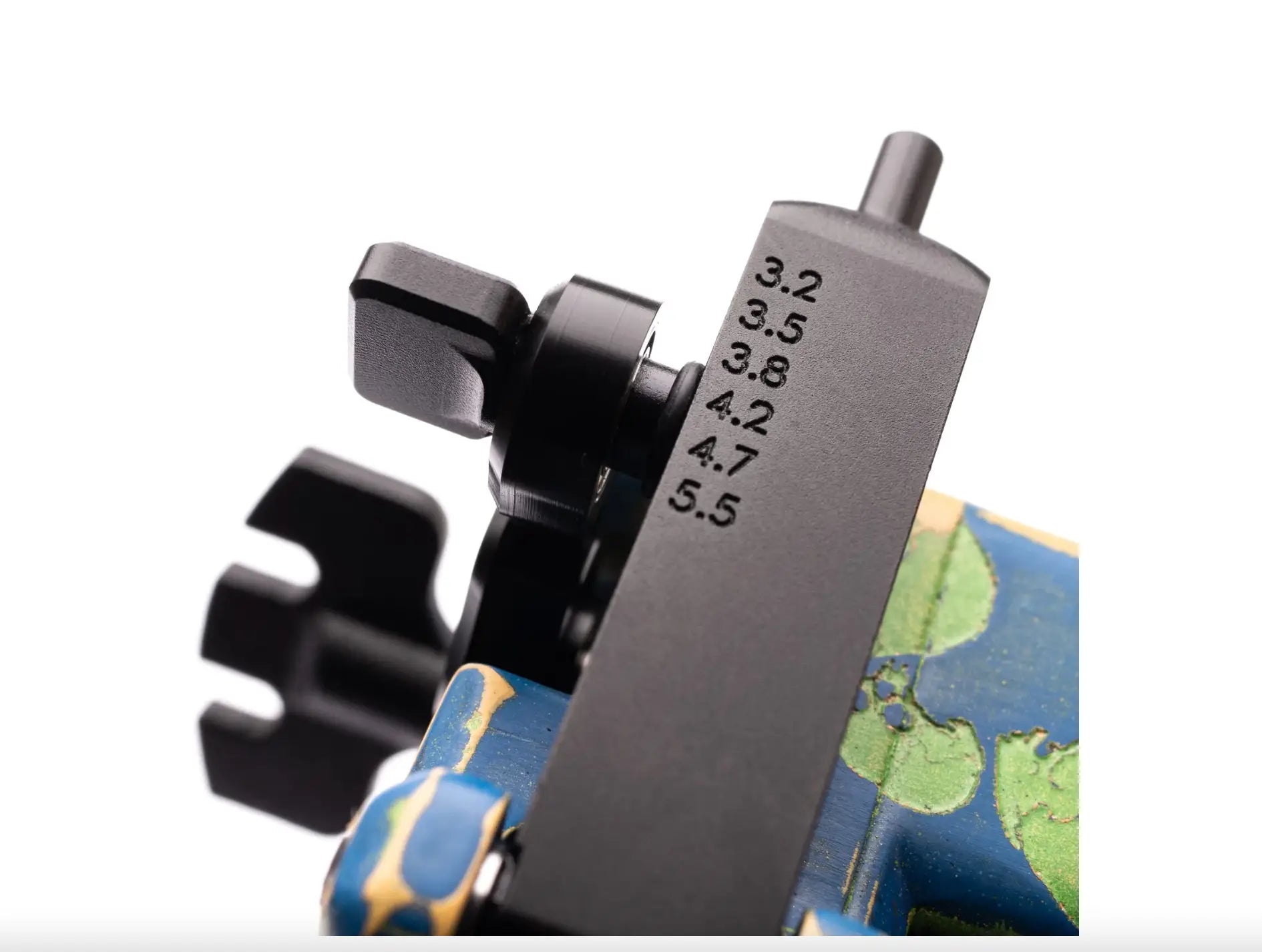 Black metal caliper with engraved measurement markings for precise use in VLAD BLAD Avenger 2 Pro Skull Dunkelblau Gelb